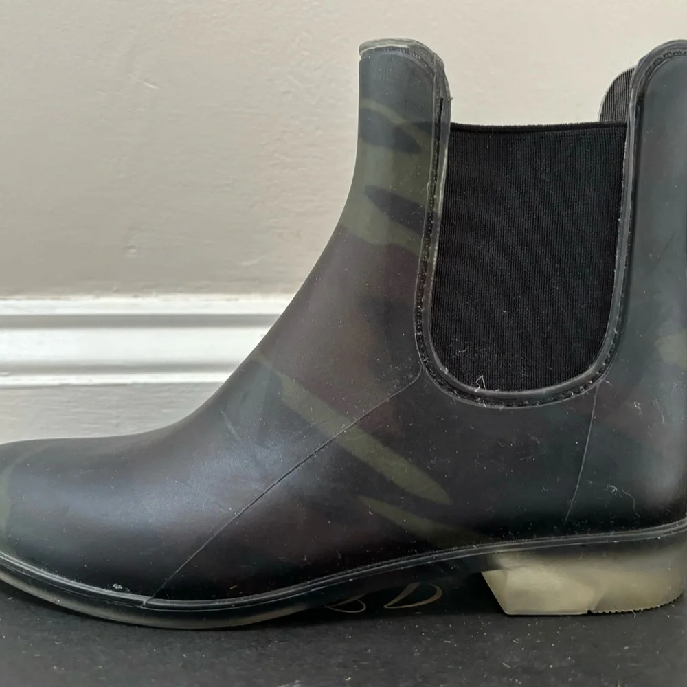 J.Crew Matte Chelsea Rain Boots, Camo, Size 7, EUC - Picture 3 of 6